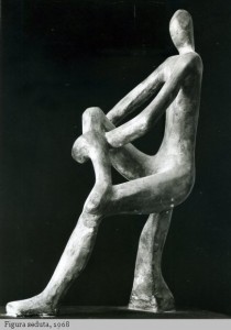 FIGURA SEDUTA, 1968 Gesso, cm 58
